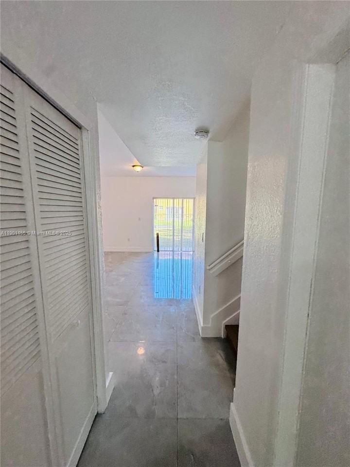 949 Sw 6th Pl - Photo 5 of 17