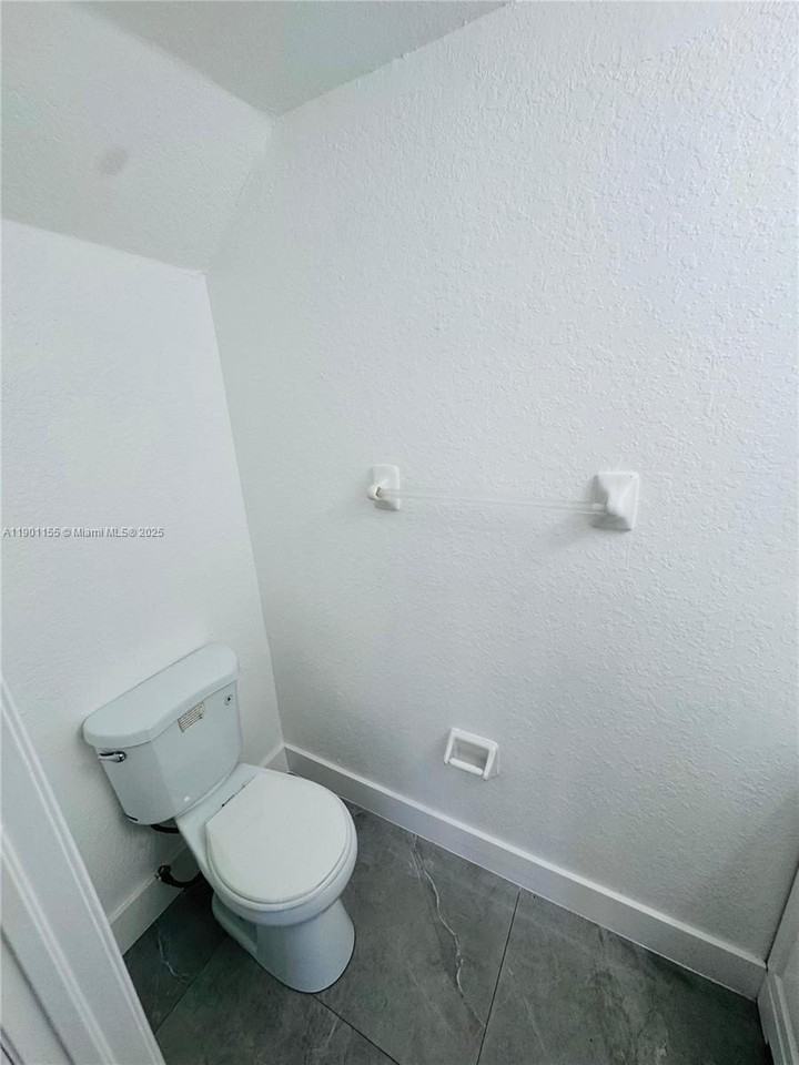 949 Sw 6th Pl - Photo 7 of 17