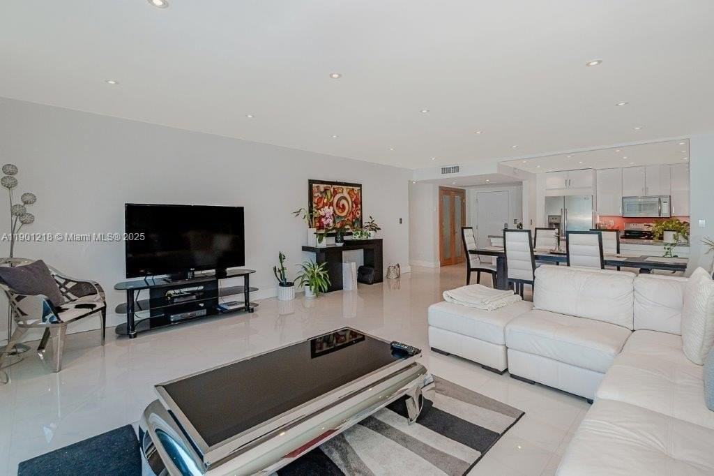 2301 Collins Ave #1210 - Photo 5 of 28