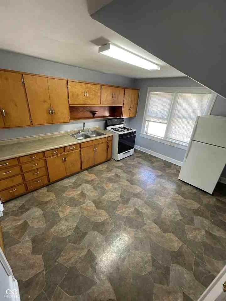 1604 W 15th St #A - Photo 6 of 15