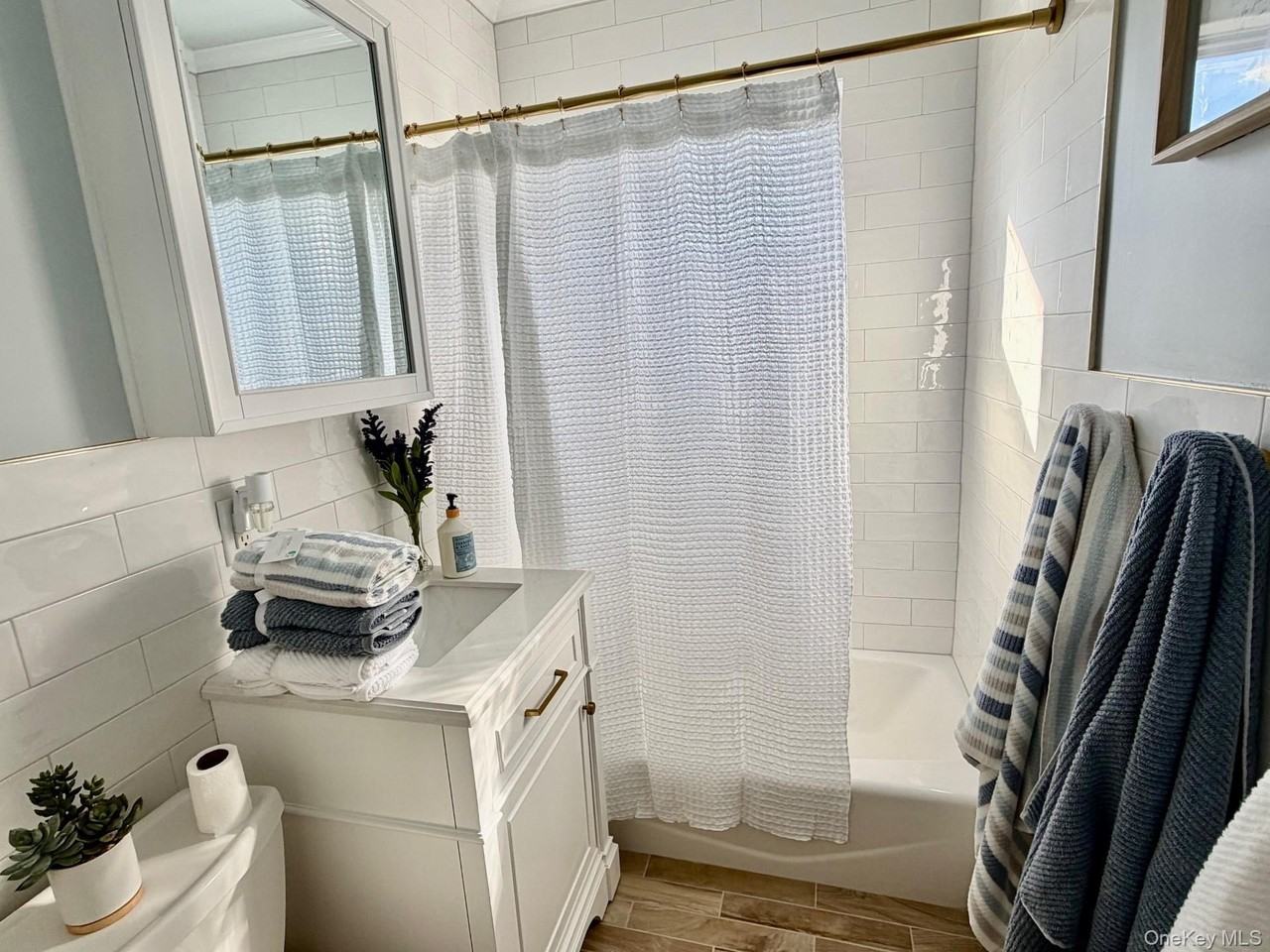 211 W Walnut St - Photo 4 of 11