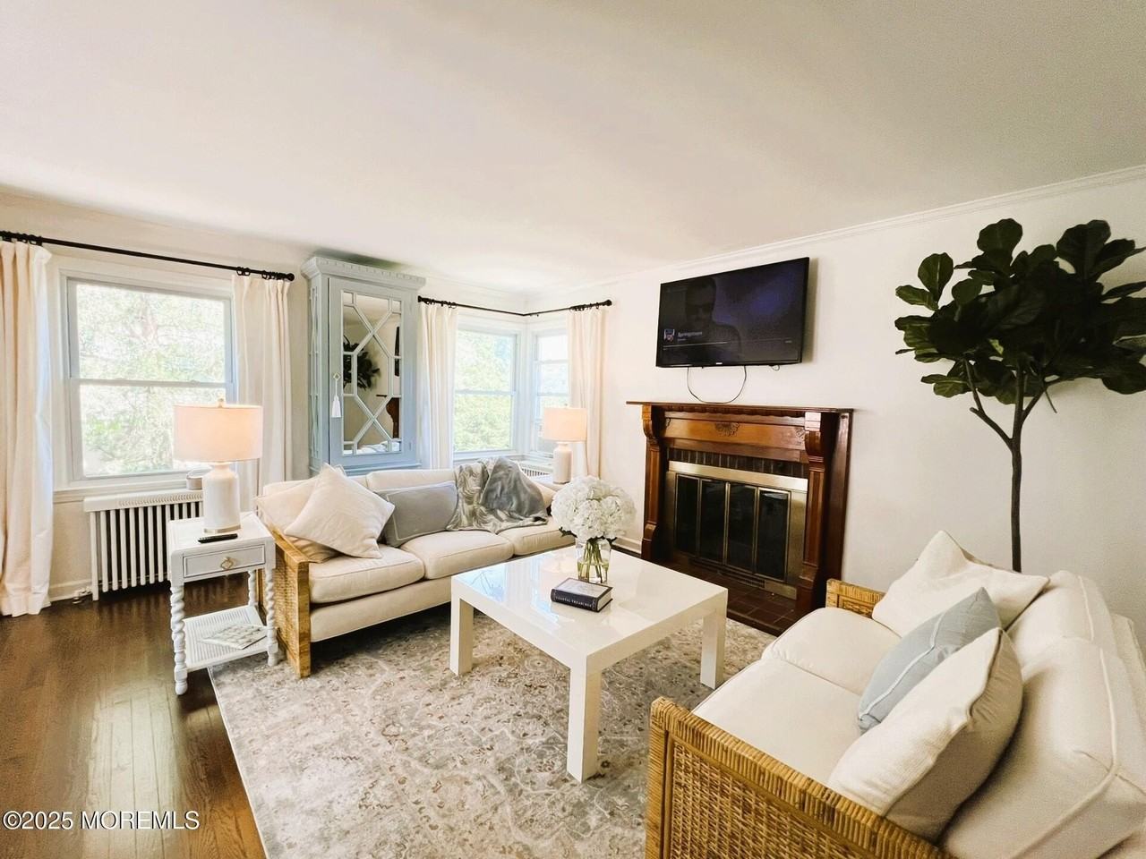 370 Mac Arthur Avenue - Photo 4 of 26