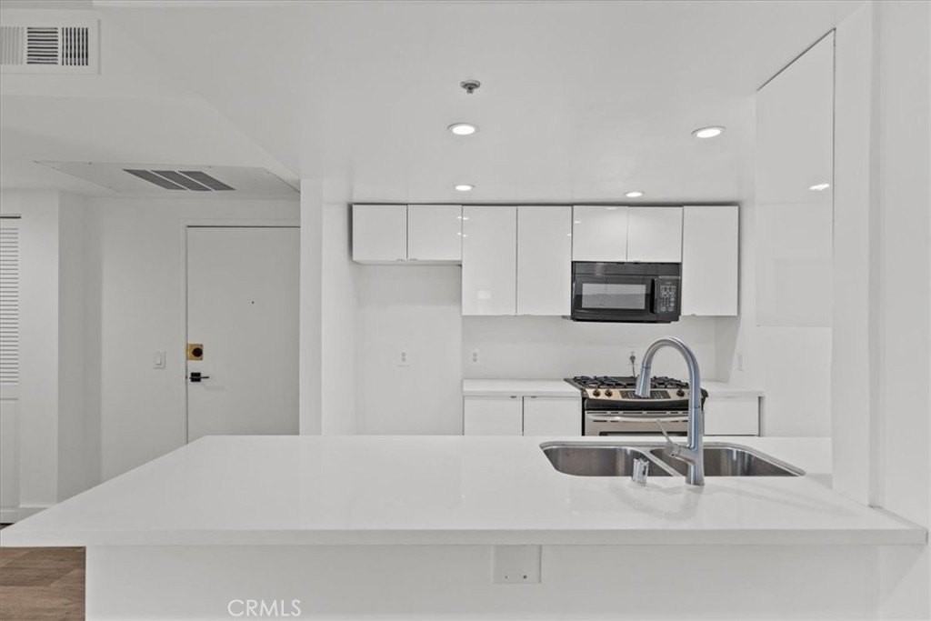 939 Palm Ave #401 - Photo 6 of 28