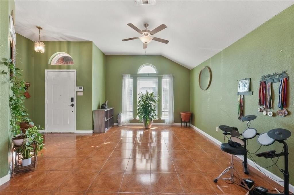 836 W Colony Dr - Photo 2 of 19