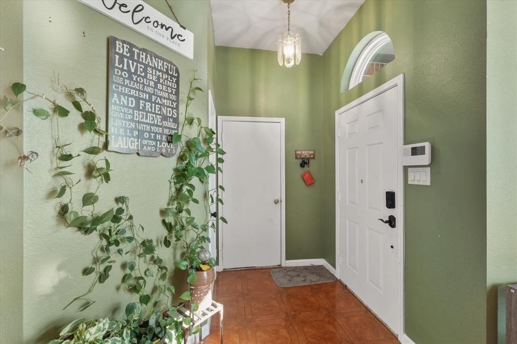 836 W Colony Dr - Photo 3 of 19