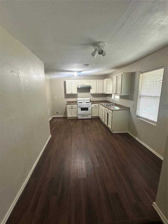 701 Hulme St - Photo 3 of 15