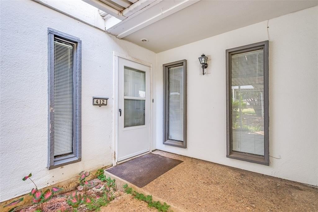 412 Hollyhill Ln - Photo 3 of 15