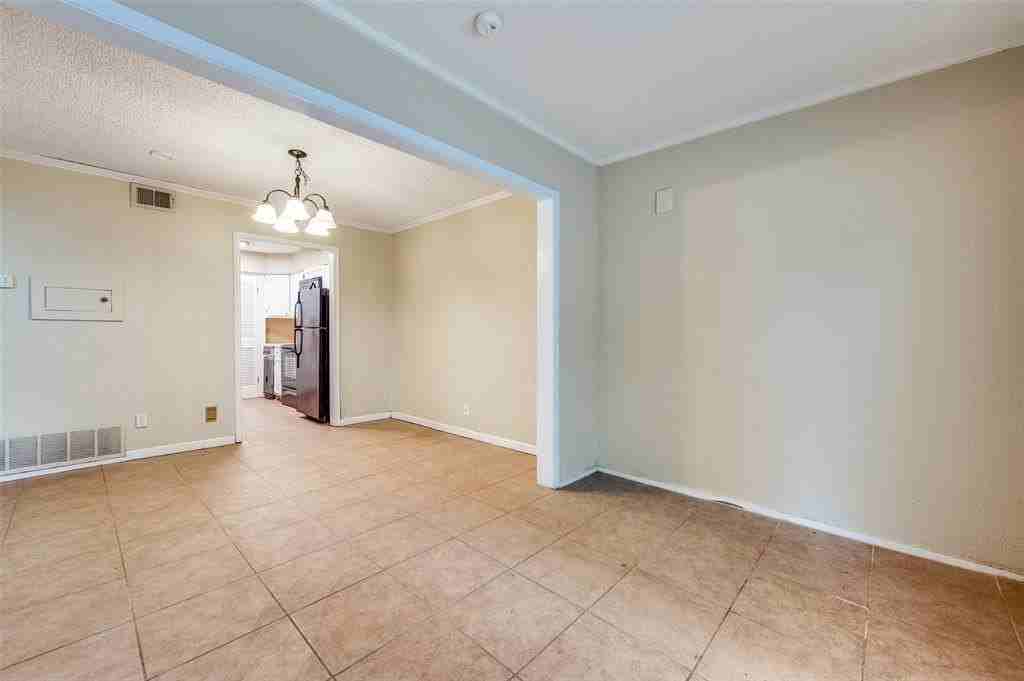 412 Hollyhill Ln - Photo 7 of 15