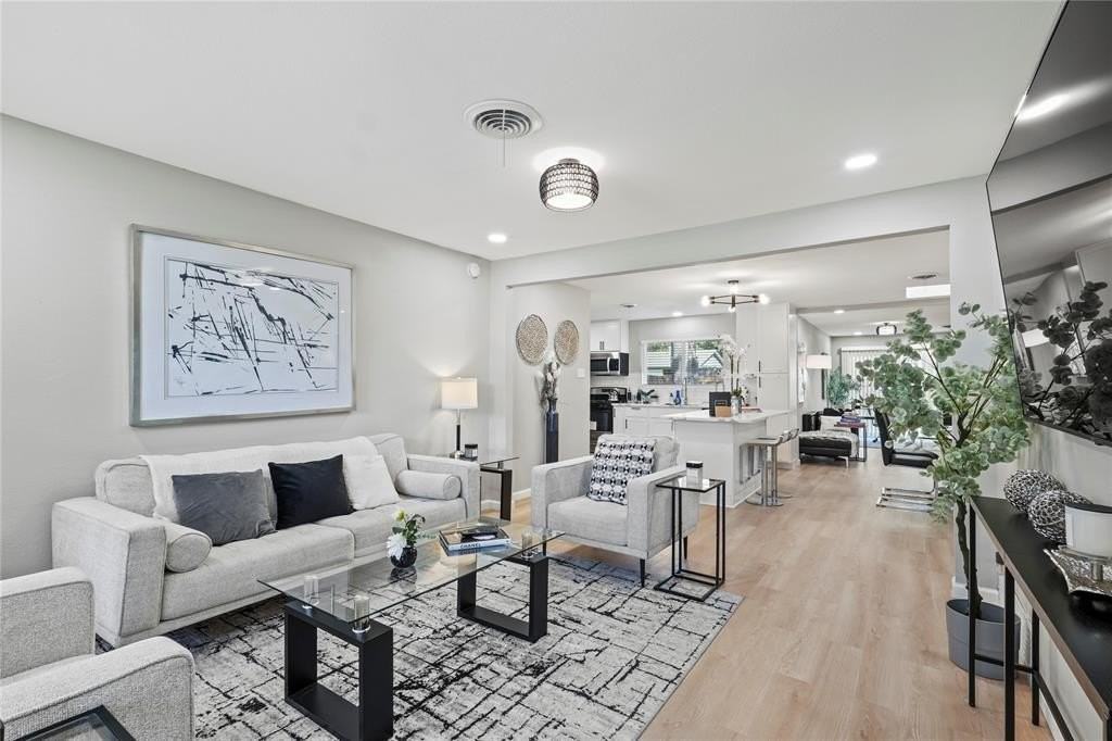 513 E Tyler St - Photo 4 of 18