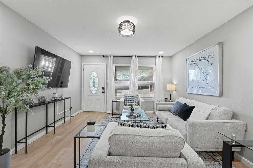 513 E Tyler St - Photo 5 of 18