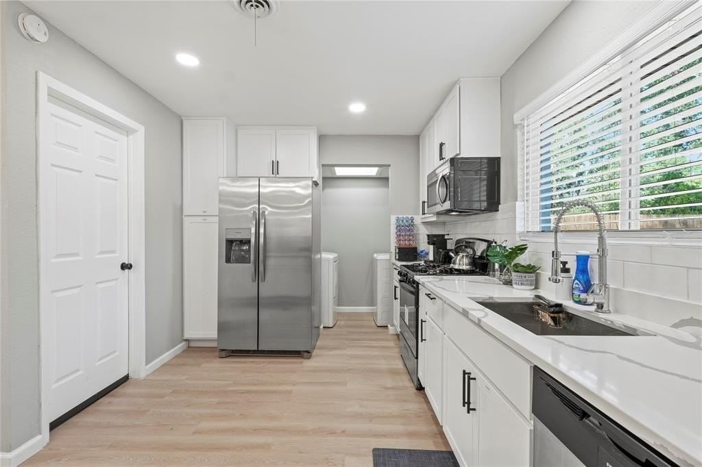 513 E Tyler St - Photo 6 of 18