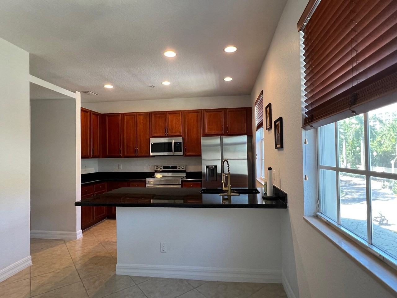 1833 Nw 12th St - Photo 4 of 32