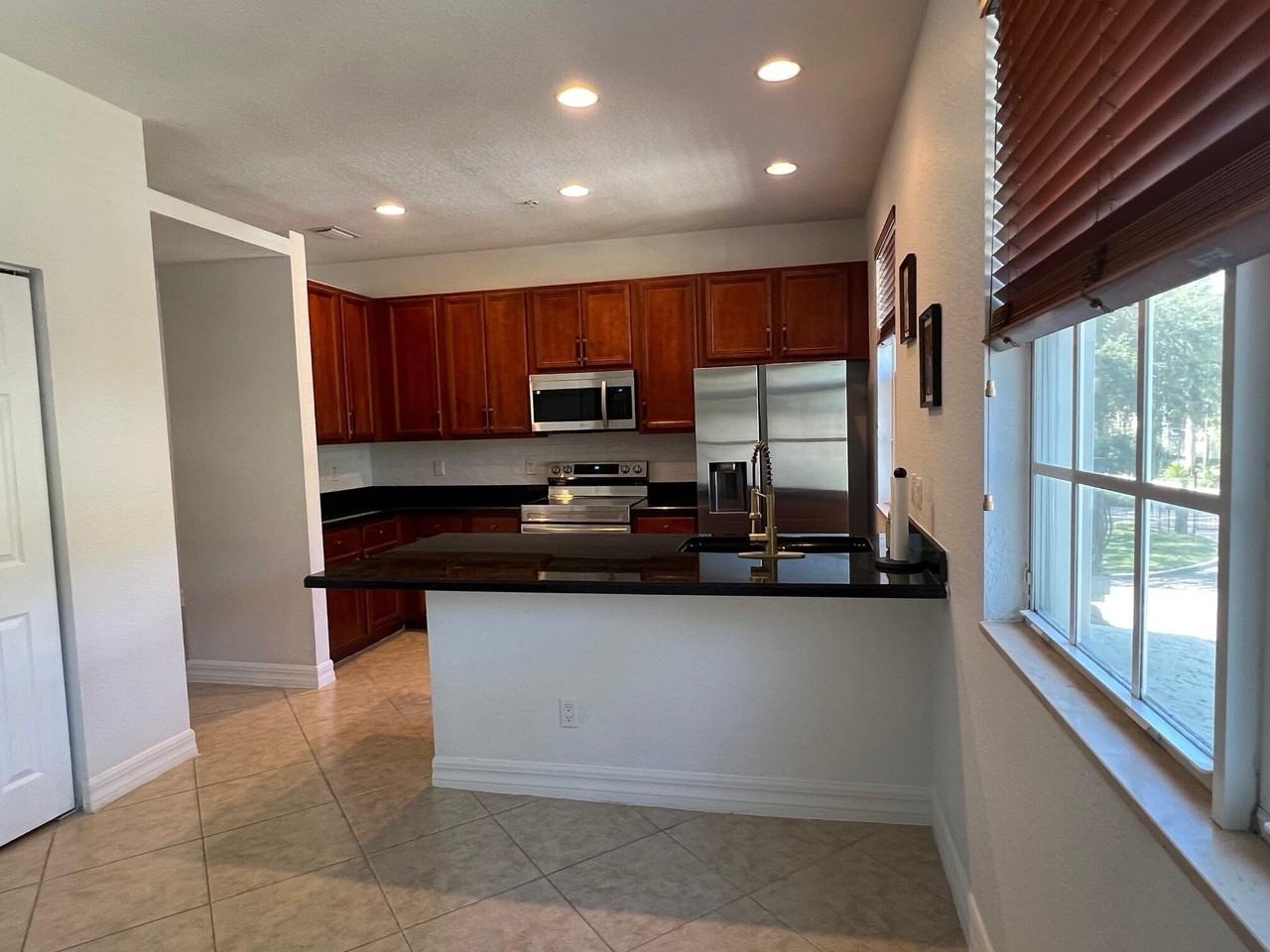 1833 Nw 12th St - Photo 5 of 32