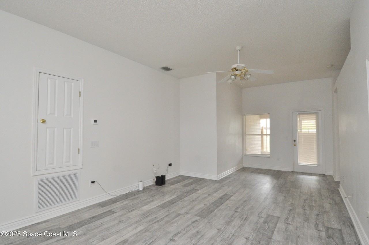 911 Eldron Blvd Se - Photo 4 of 23