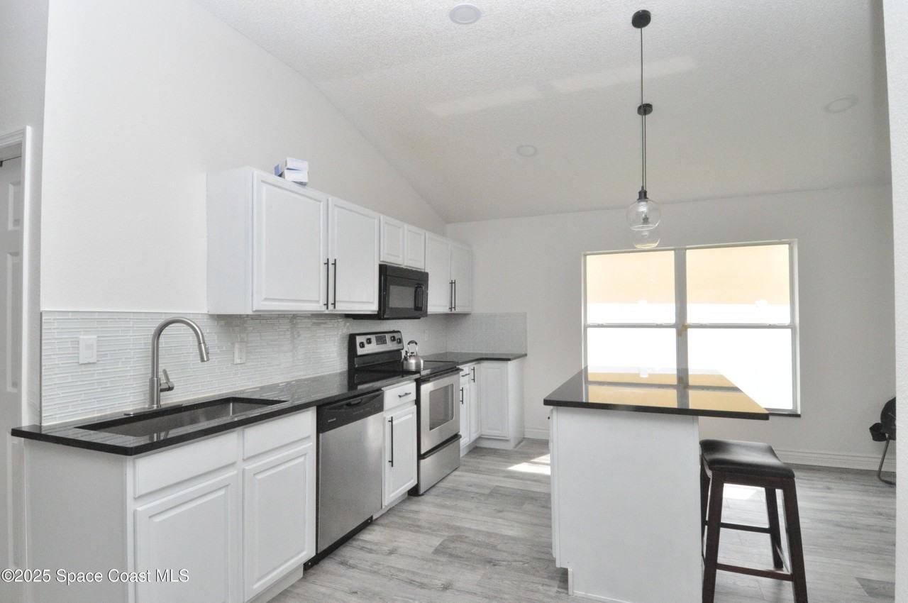 911 Eldron Blvd Se - Photo 5 of 23