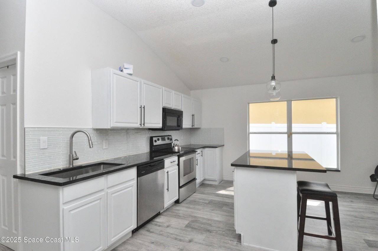 911 Eldron Blvd Se - Photo 6 of 23