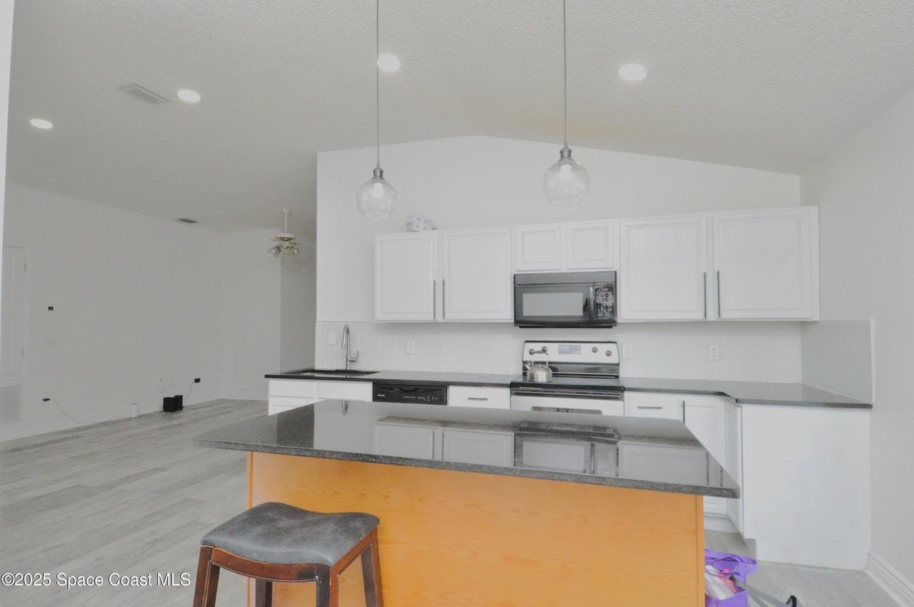 911 Eldron Blvd Se - Photo 7 of 23