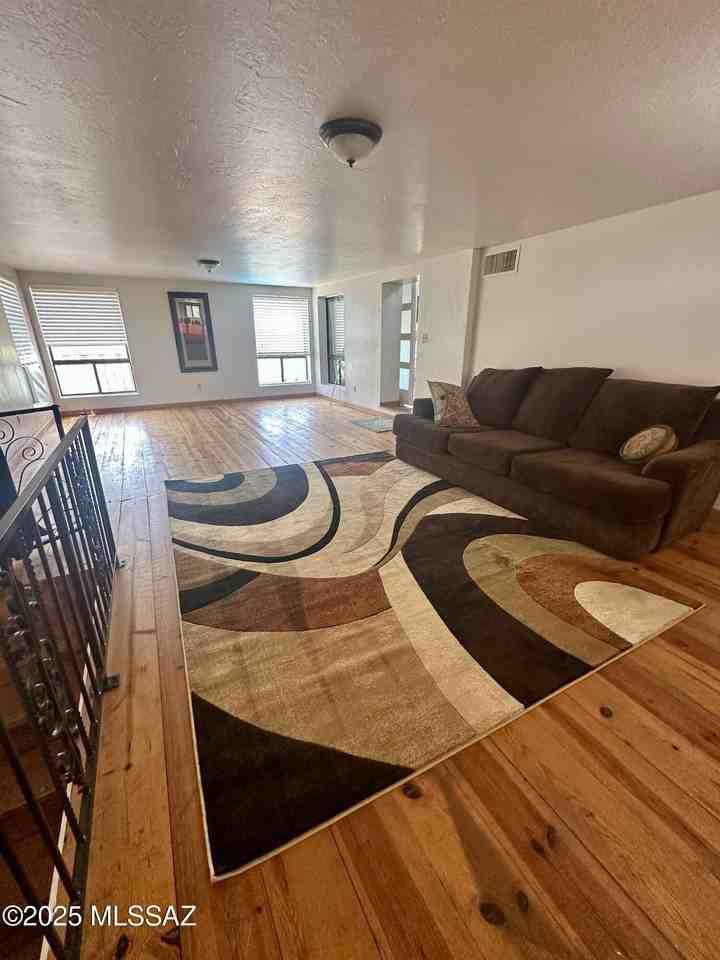 887 E Roper Rd - Photo 5 of 44