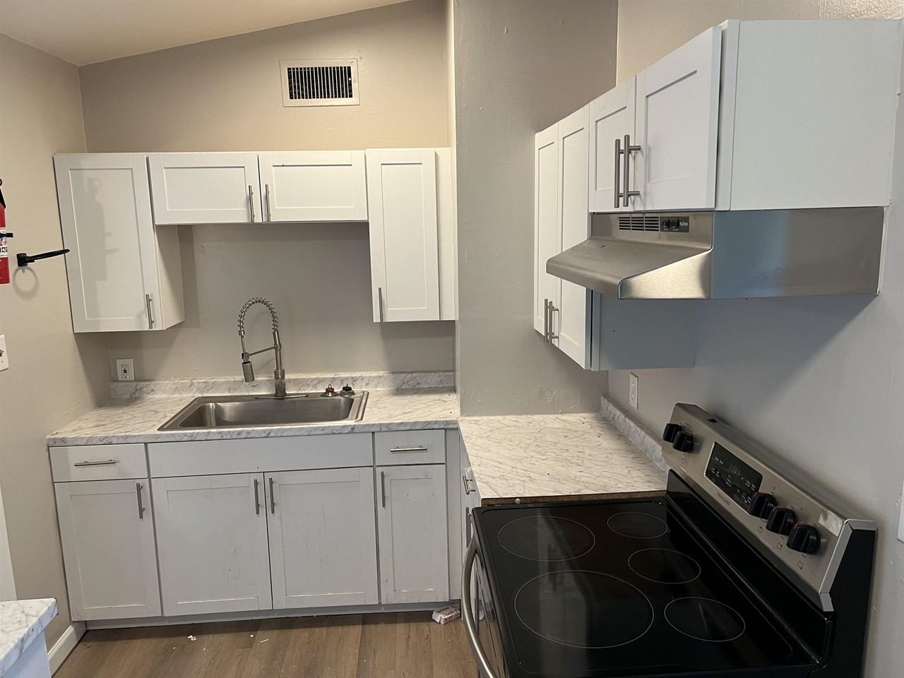 2032 Warwick St - Photo 6 of 10