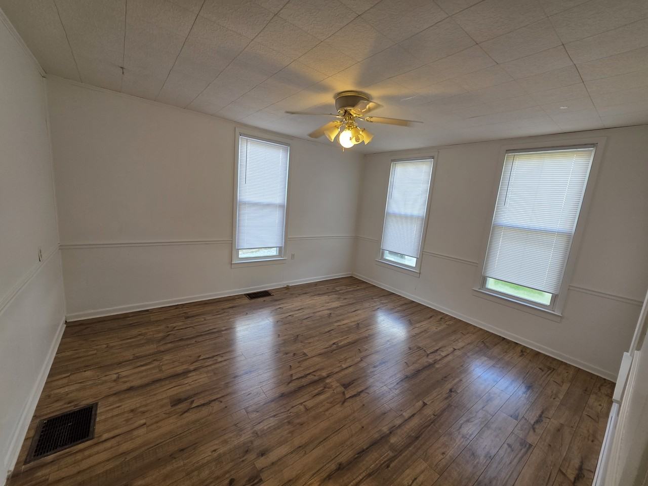 1020 S Locust St - Photo 2 of 17