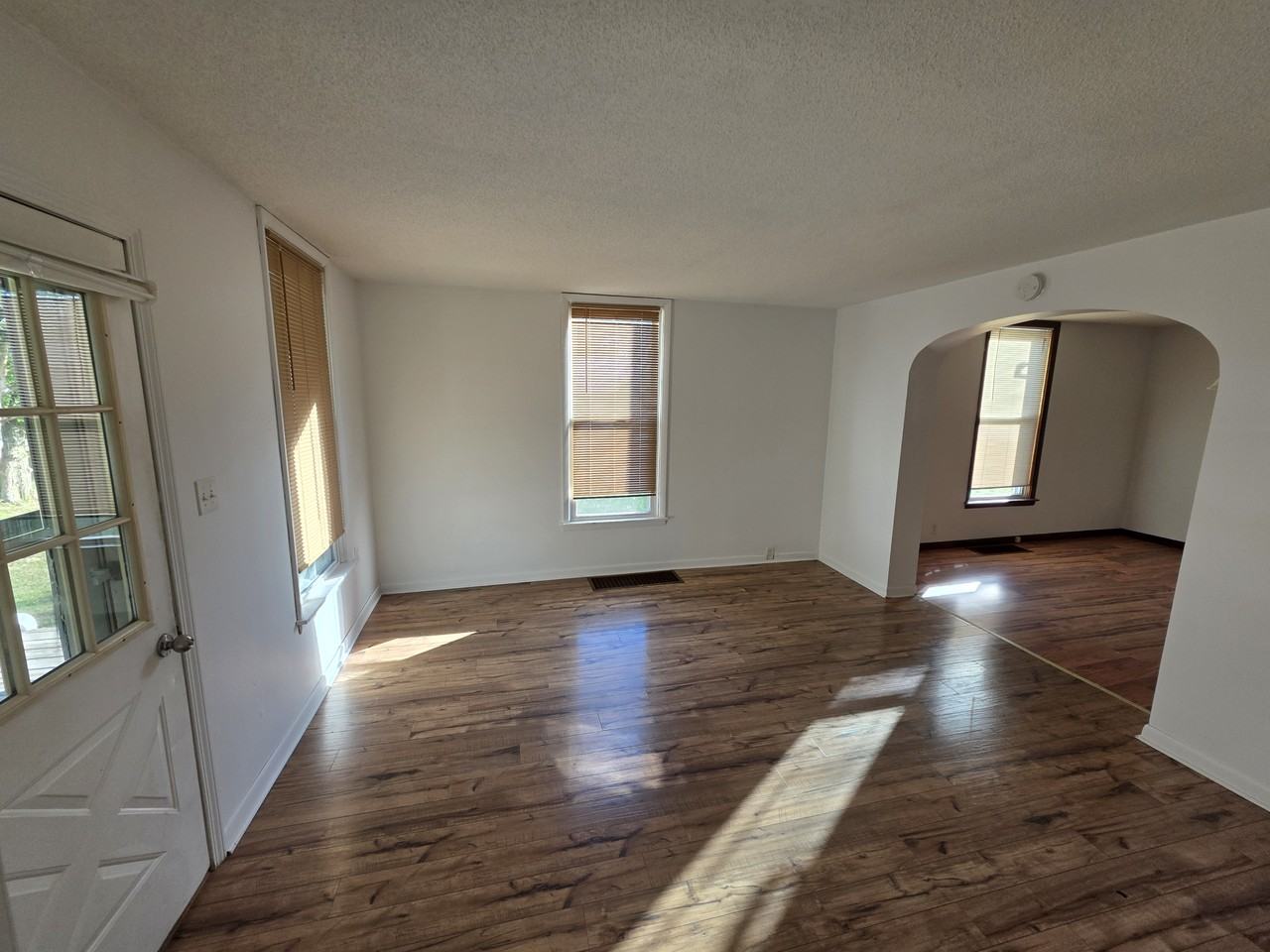 1020 S Locust St - Photo 3 of 17