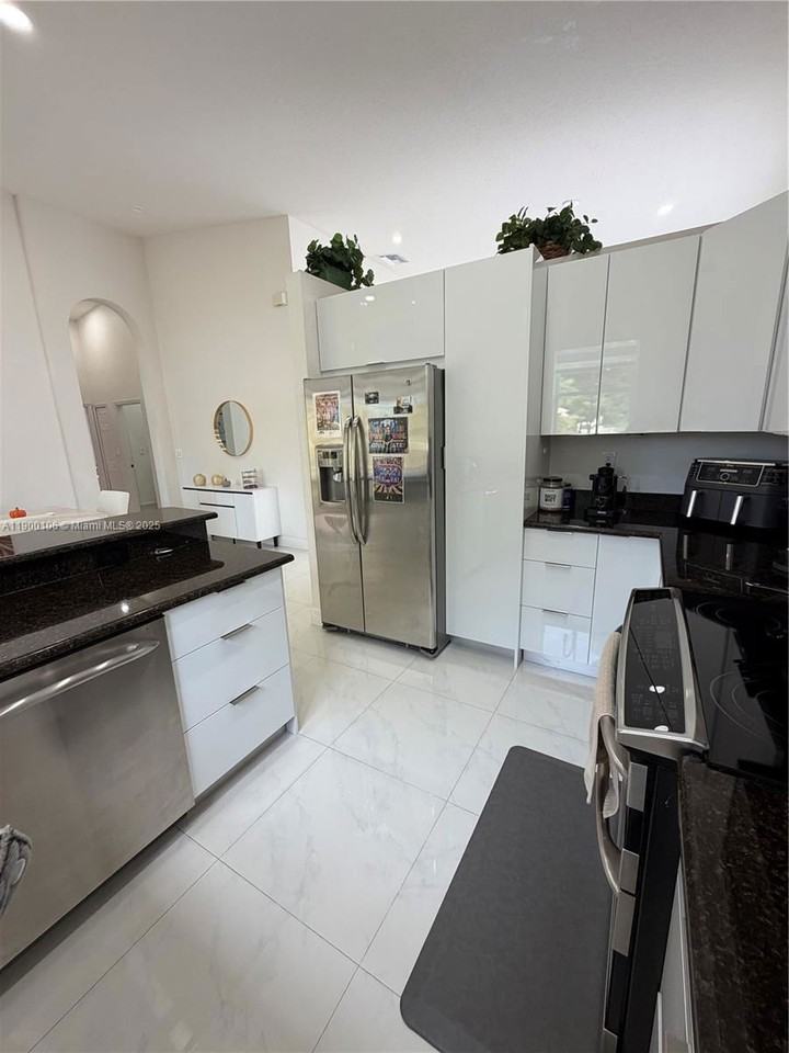 2330 Sw 132nd Way - Photo 5 of 8