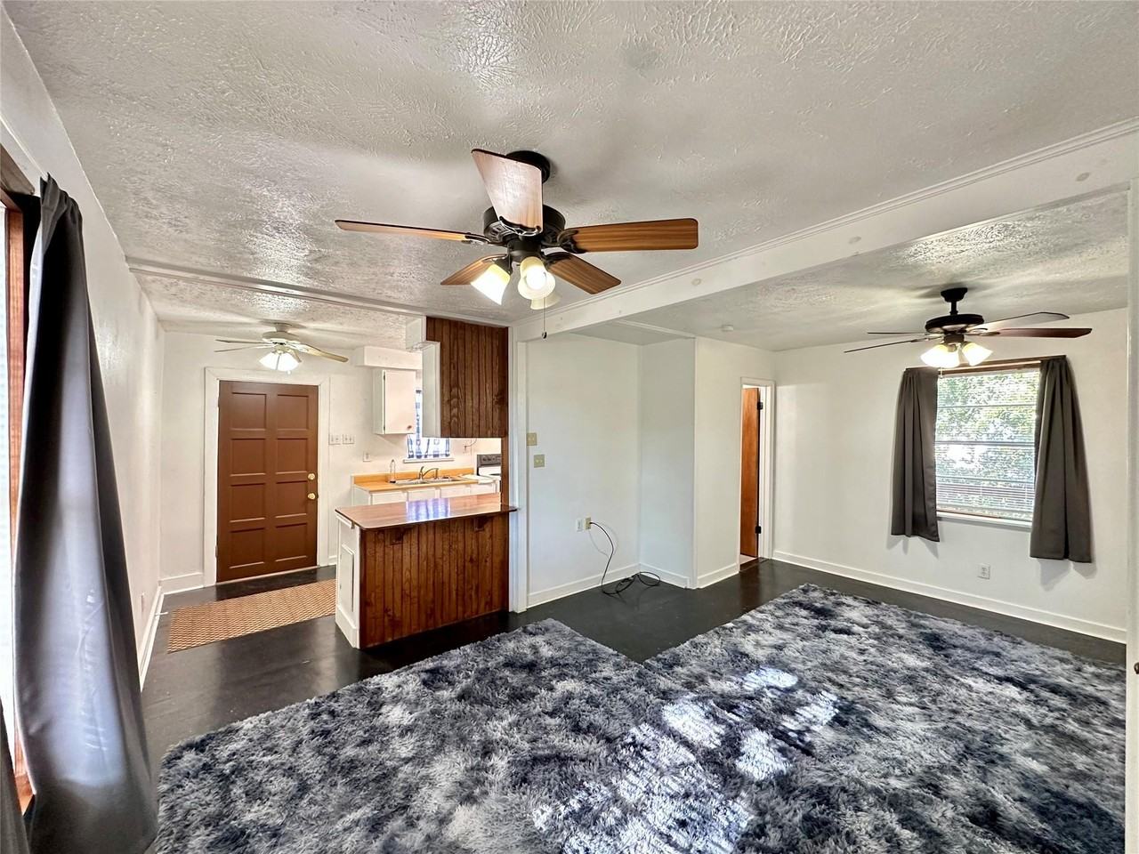 5618 Avenue L - Photo 5 of 11