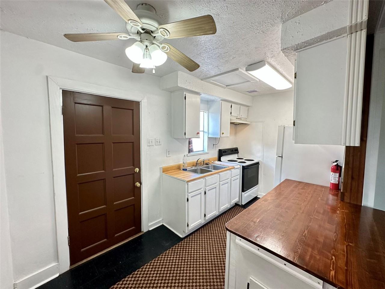 5618 Avenue L - Photo 6 of 11