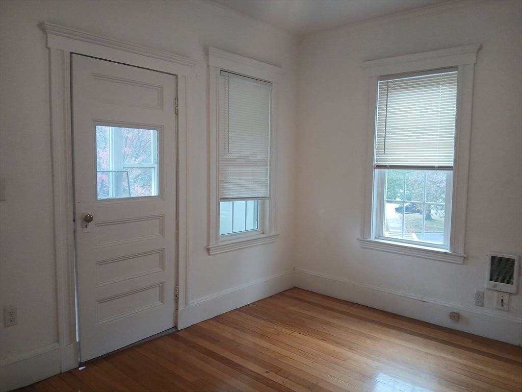 607 Fellsway - Photo 3 of 6