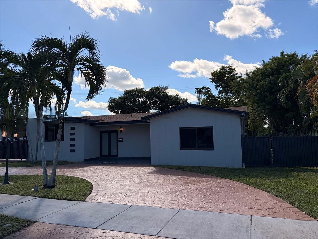 2120 Sw 84th Ave - Photo 2 of 8