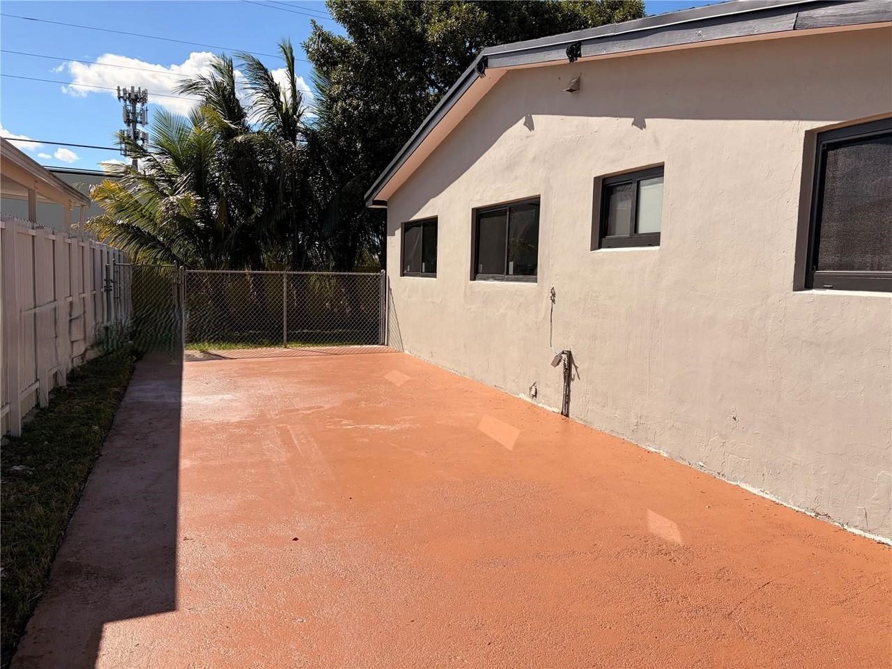 2120 Sw 84th Ave - Photo 3 of 8