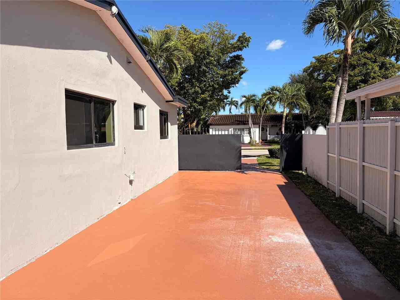 2120 Sw 84th Ave - Photo 5 of 8