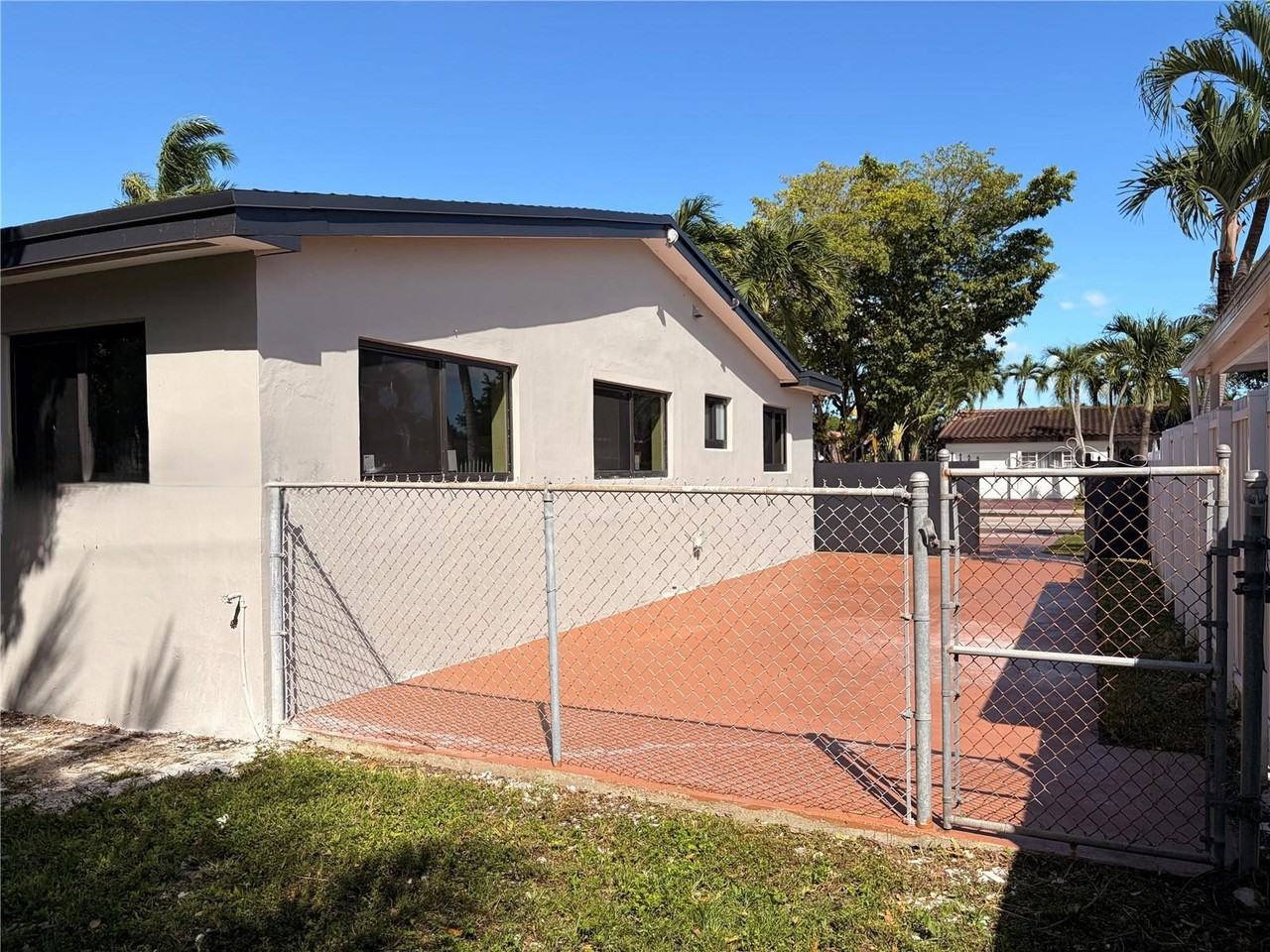 2120 Sw 84th Ave - Photo 6 of 8