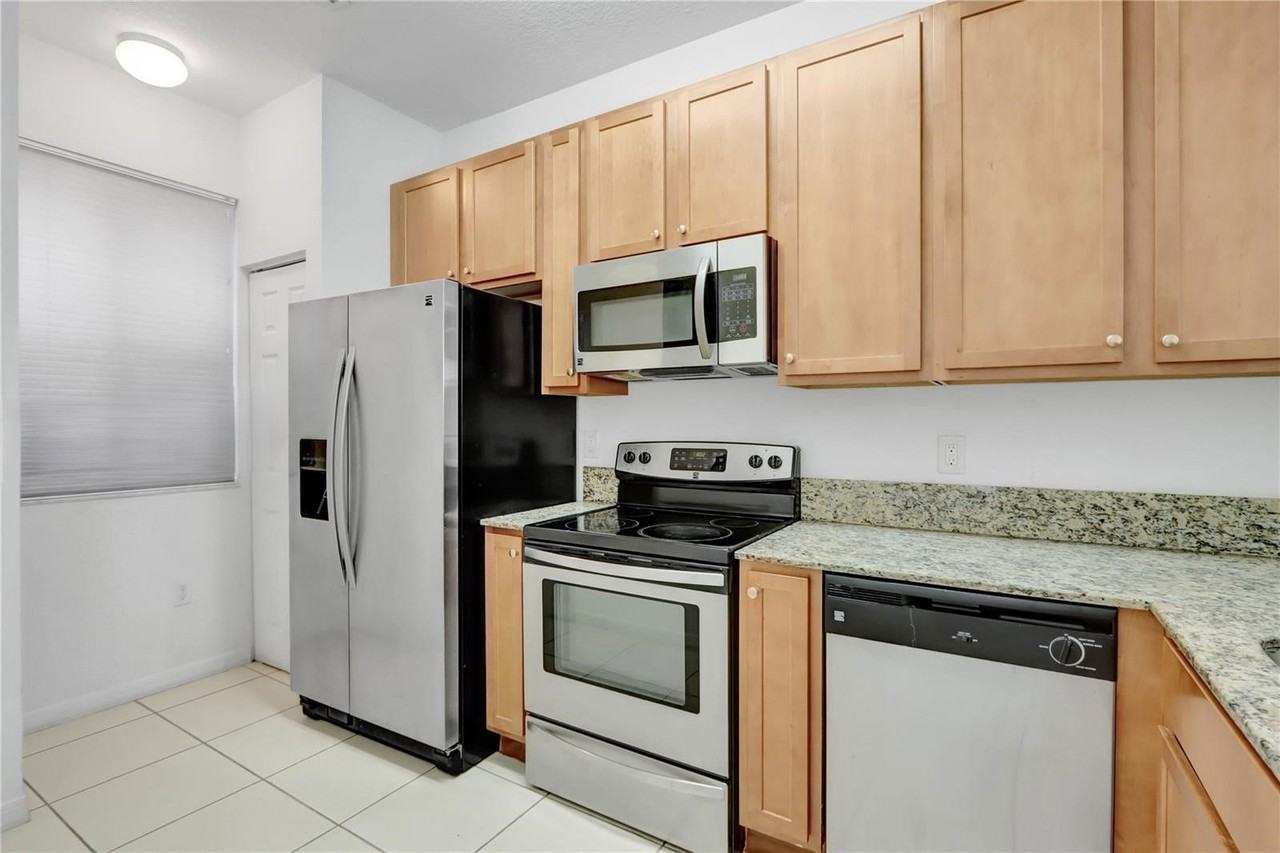 8915 Sw 18th St - Photo 5 of 8