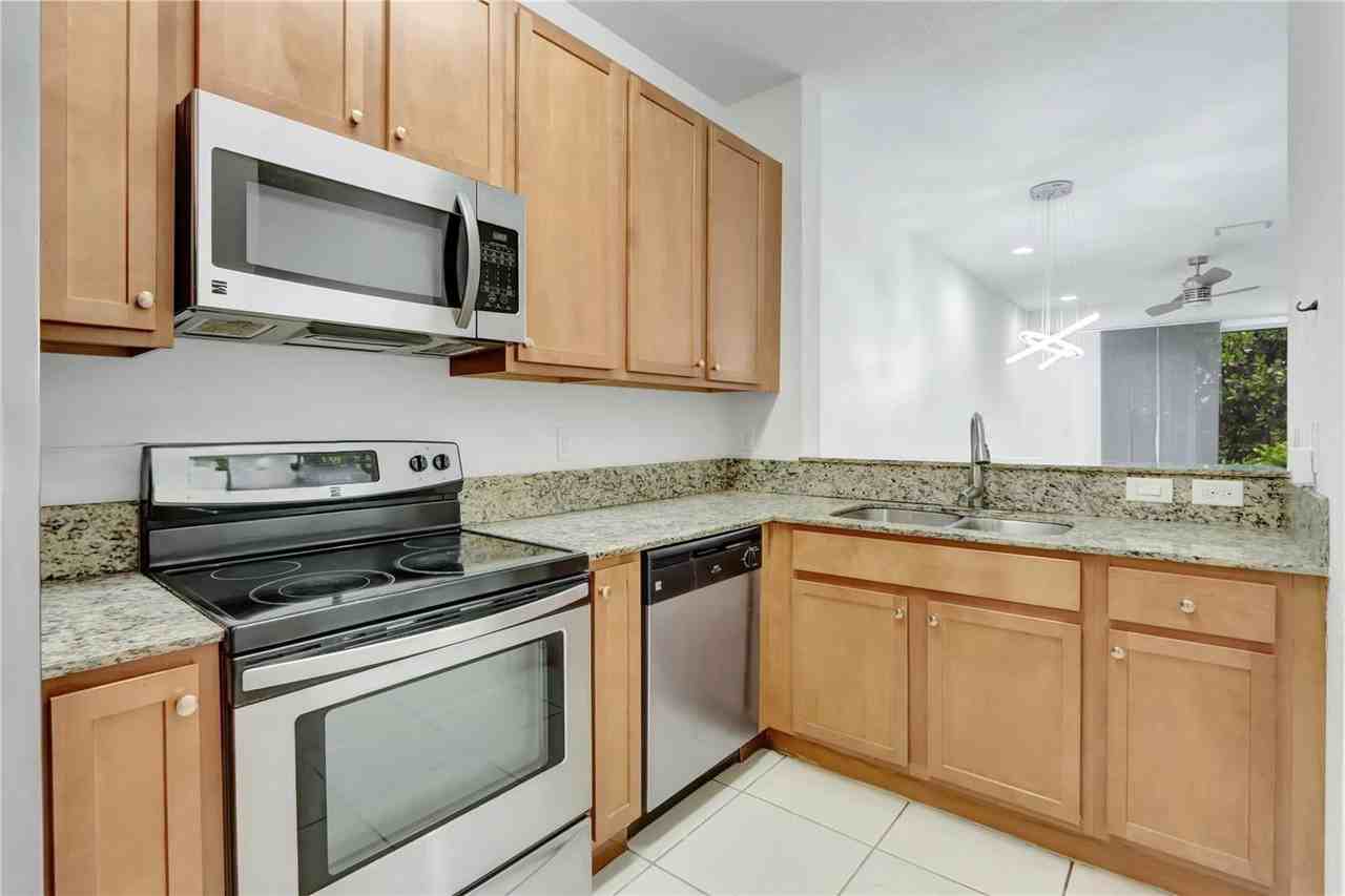 8915 Sw 18th St - Photo 6 of 8