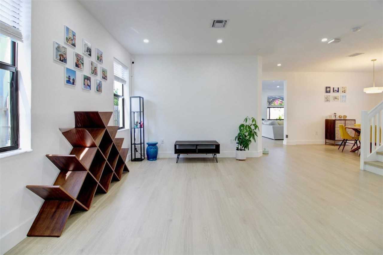 21016 Ne 2nd Ct - Photo 3 of 8