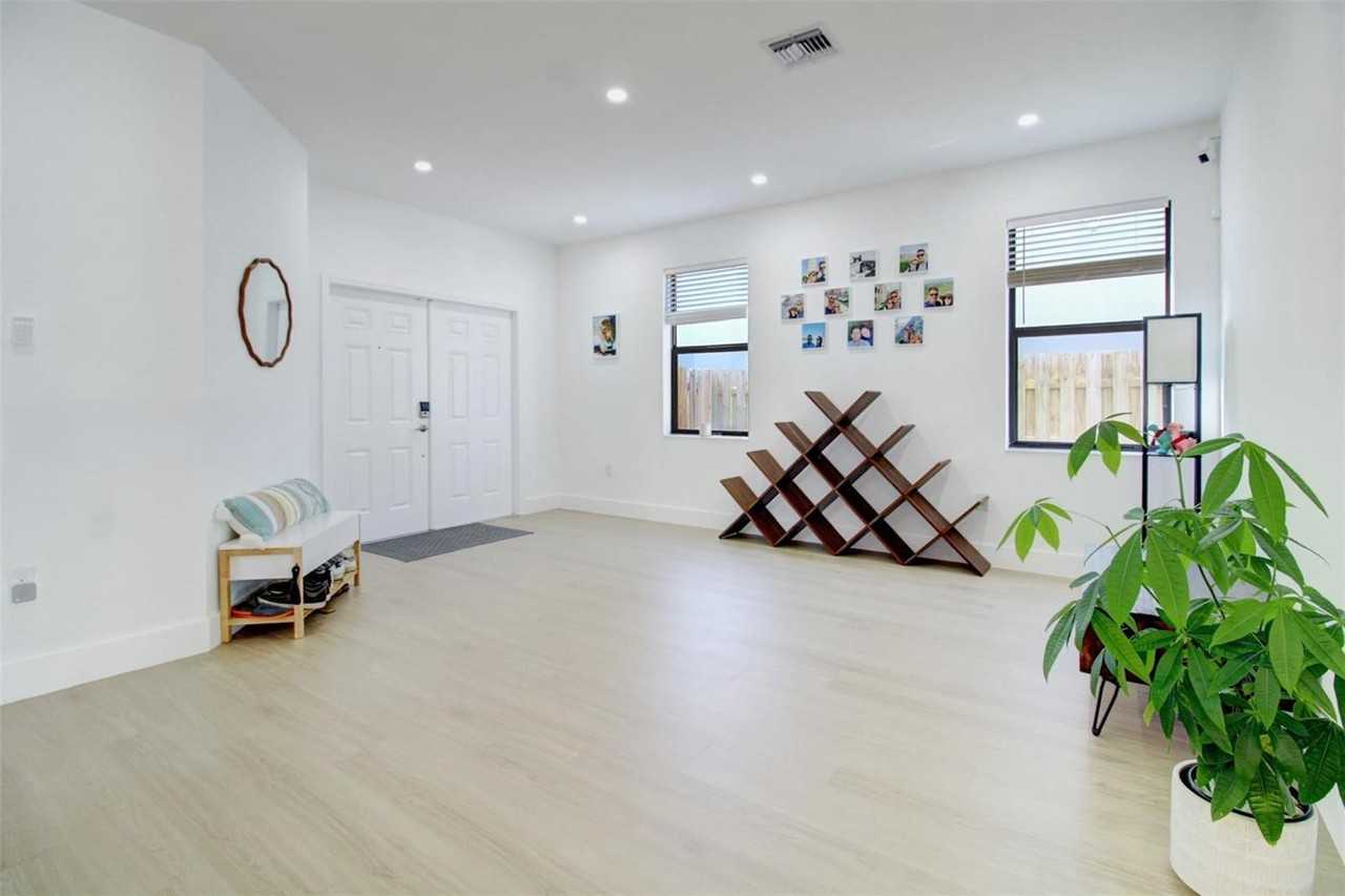 21016 Ne 2nd Ct - Photo 4 of 8