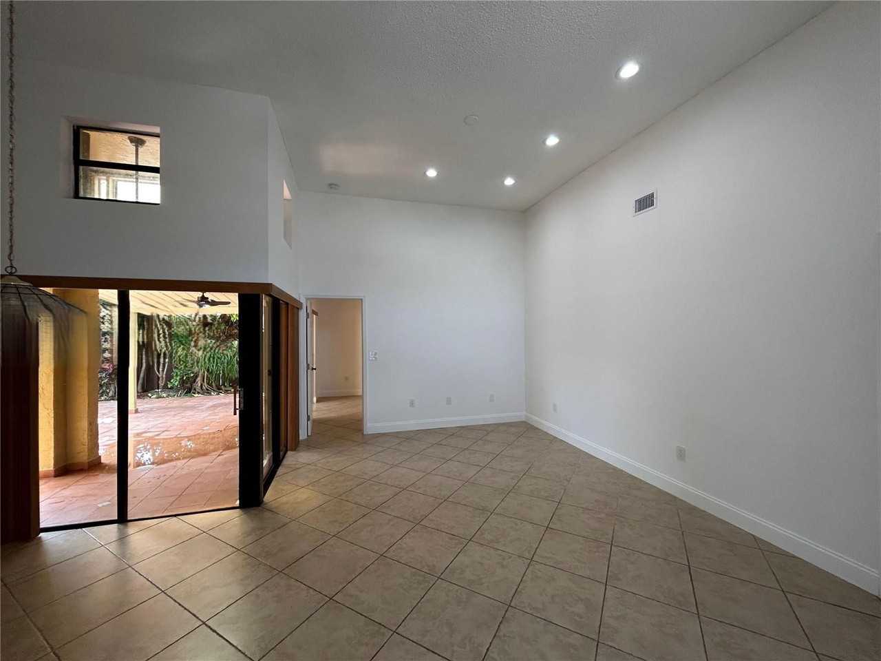 8910 Sw 4th Ln - Photo 4 of 8