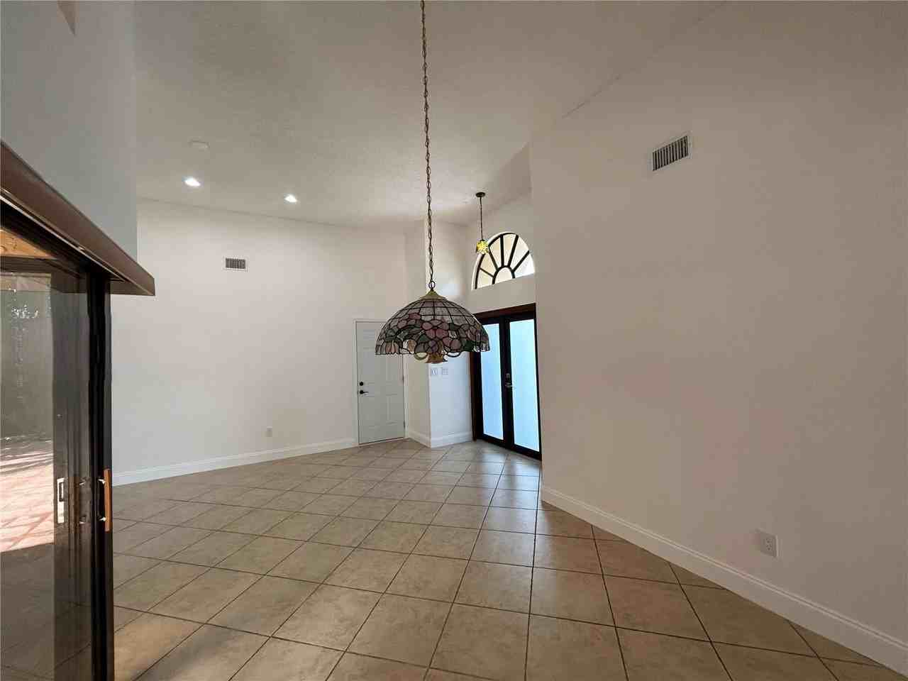 8910 Sw 4th Ln - Photo 5 of 8