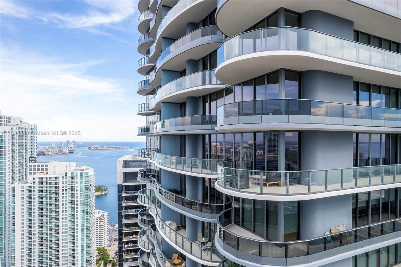 1000 Brickell Plz - Photo 3 of 8