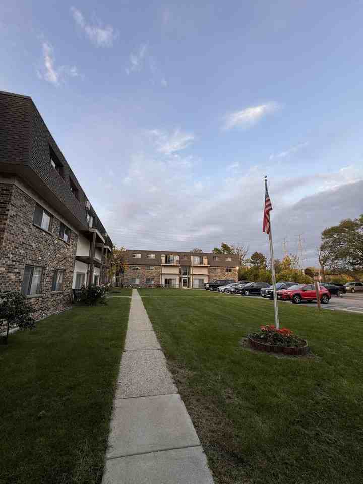 9122 W Dixon St #103 - Photo 2 of 17