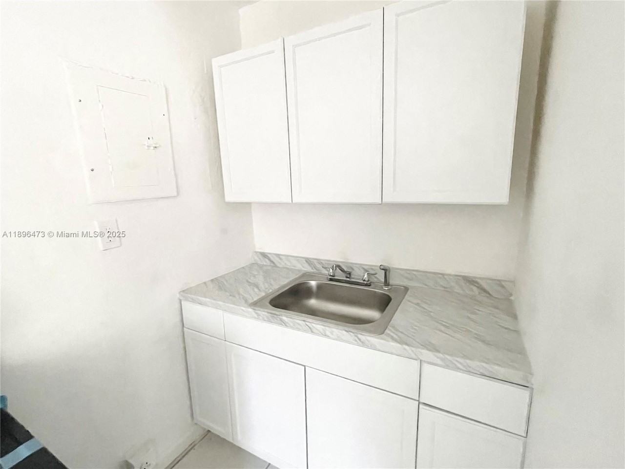 825 Nw 9th St #825 - Photo 7 of 8