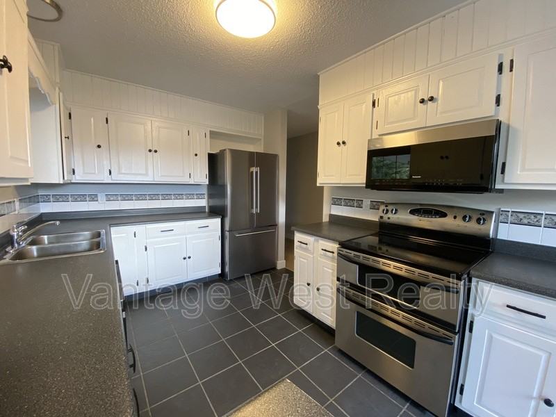 166 Cariboo Rd - Photo 2 of 14