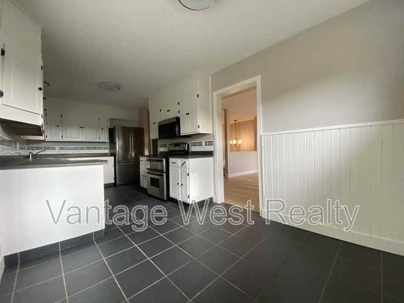 166 Cariboo Rd - Photo 3 of 14