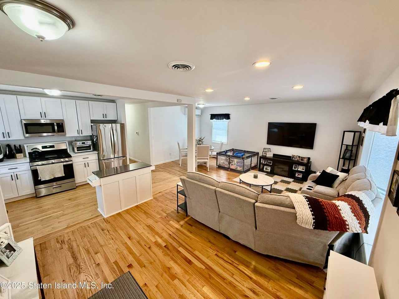 185 Brookfield Ave - Photo 2 of 36