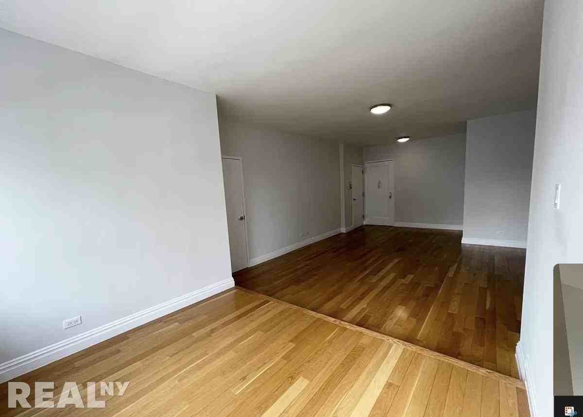 E 61st St #S06D - Photo 2 of 5