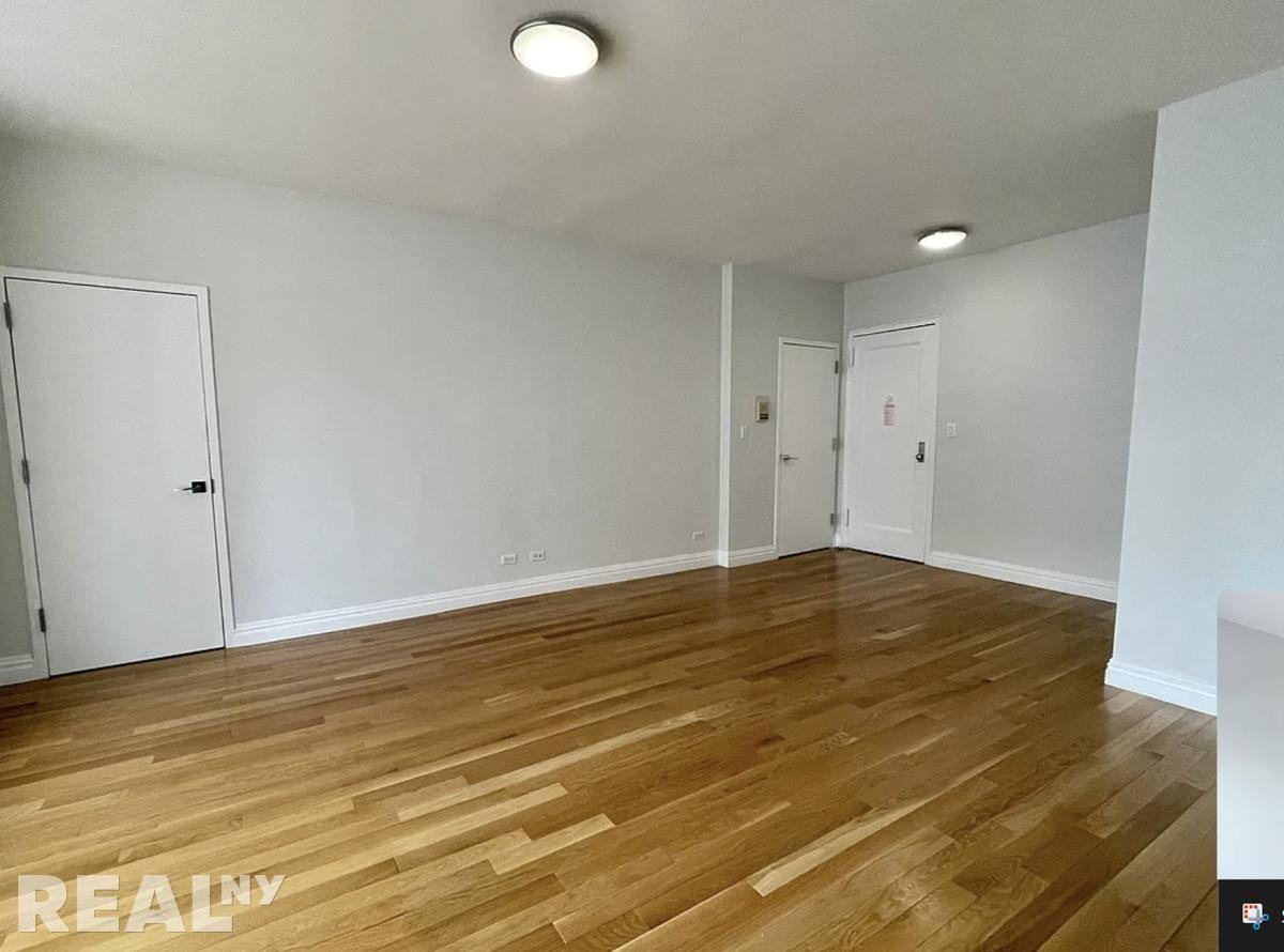 E 61st St #S06D - Photo 3 of 5