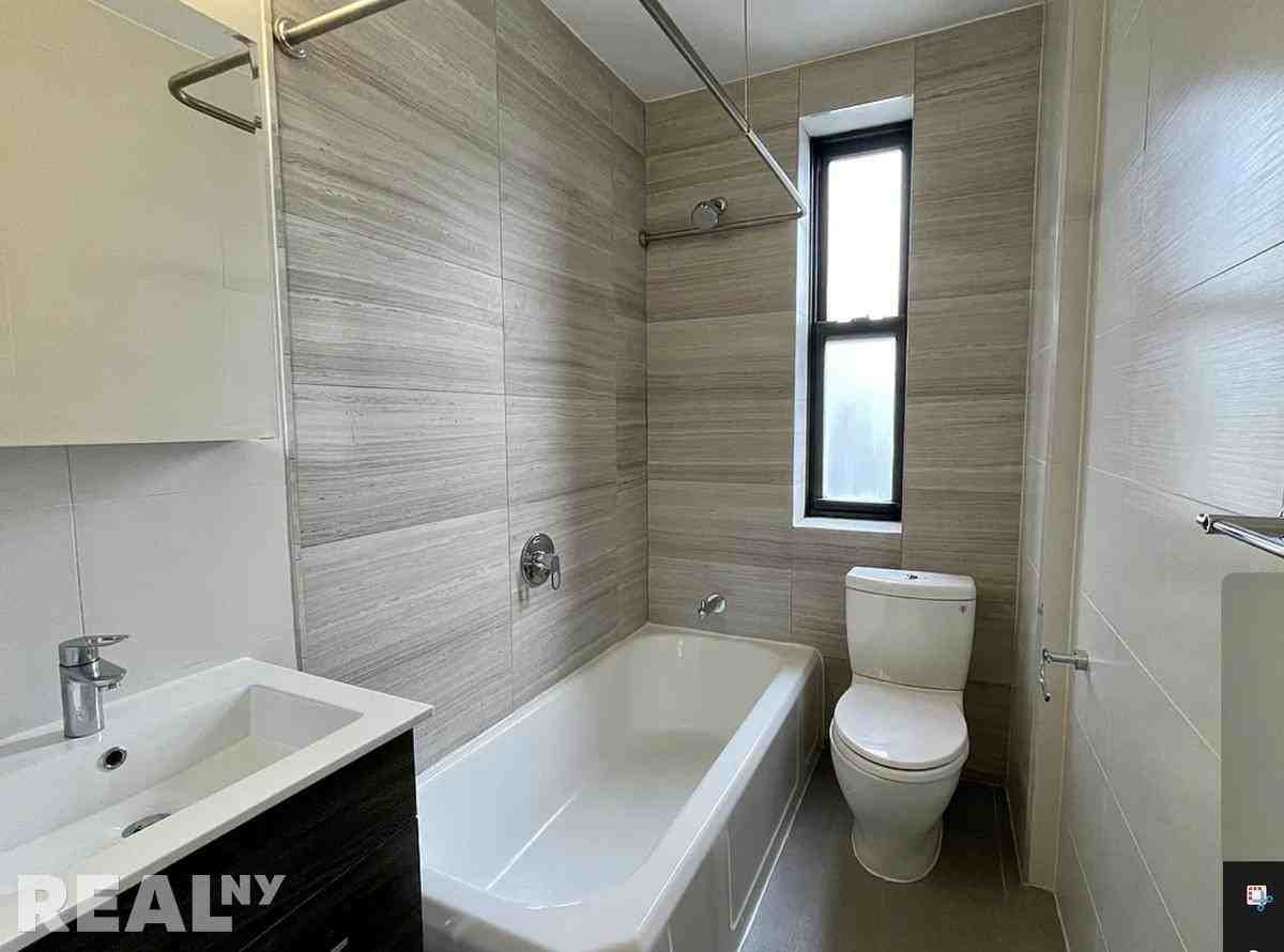 E 61st St #S06D - Photo 4 of 5