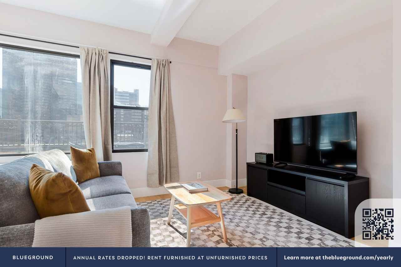 320 E 52nd St #2121 - Photo 4 of 35