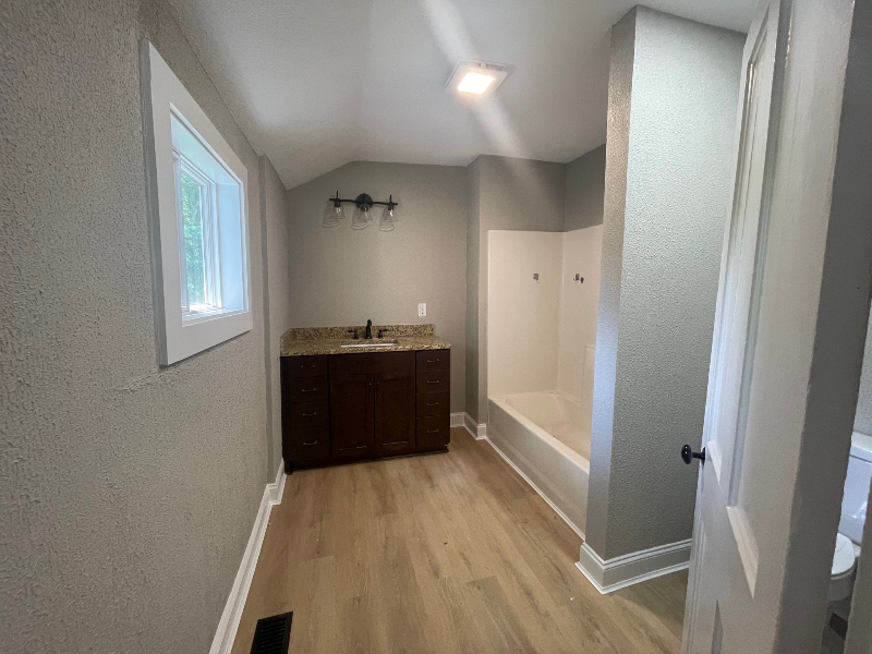 412 W 12th St - Photo 5 of 6